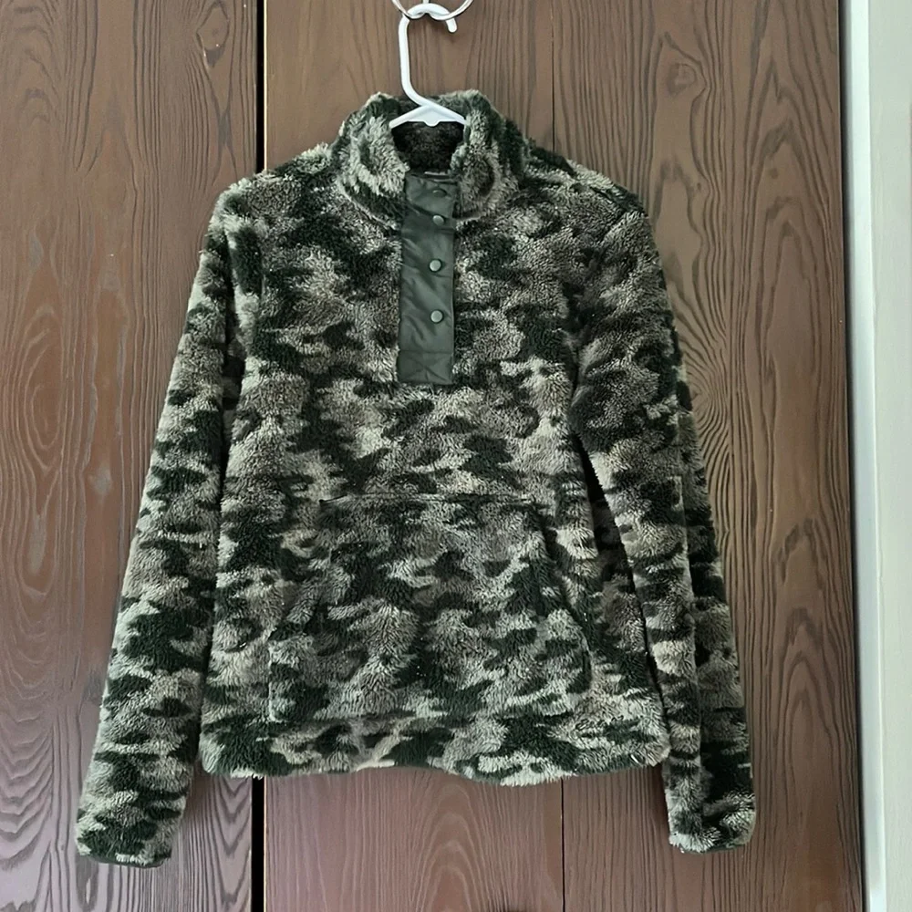 Eddie Bauer dark green camouflage, fleece pullover. Size Small